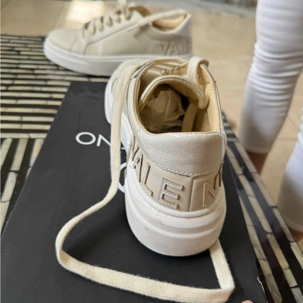 Valentino brand new size 9 ALICE LEATHER
CREAM never worn got wrong size - Picture 3 of 8